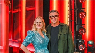 Moderatorin Barbara Schöneberger und der Schauspieler Hans Sigl sorgen in der neuen Ausgabe von „Verstehen Sie Spaß?“ für Unterhaltung.