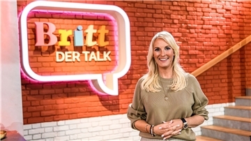 Moderatorin Britt Hagedorn in der Kulisse ihrer Sendung „Britt - Der Talk“.