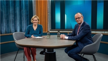 Moderatorin Caren Miosga mit ihrem ersten Gast, CDU-Chef Friedrich Merz.