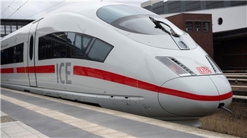 Modernisierter ICE-3-Hochgeschwindigkeitszug der Deutschen Bahn.