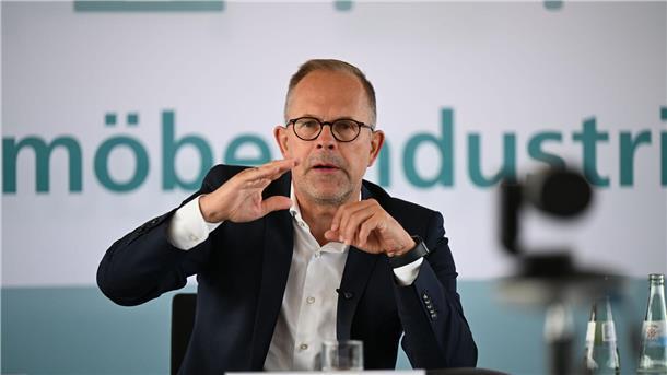 Möbelgeschäft schwächelt: Es droht ein 15-Jahres-Tiefstwert Möbelindustrie-Vertreter Jan Kurth stellte ernüchternde Zahlen vor. Künftig soll es aber bergauf gehen, so seine Hoffnung.
