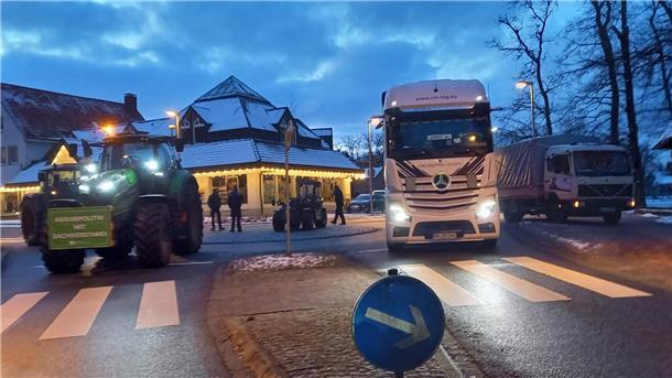 Bauernproteste: Heute Morgen wird der Hafen in Bremerhaven blockiert Möchte jemand in Scheeßel zu Kolkmann oder zum Meyerhof? Dann lieber zu Fuß, der Kreisel mitten im Ort ist dicht .