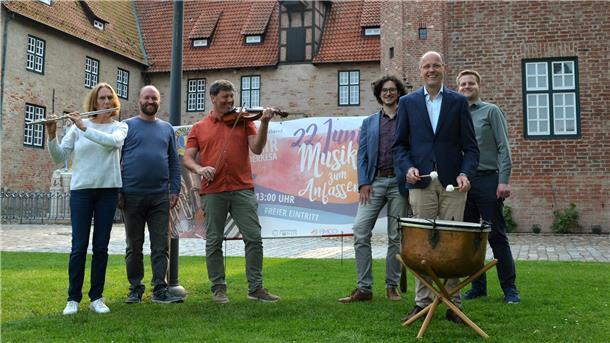 Jeder darf mitmachen: ein Tag voller Musik in Bad Bederkesa Musizierende Menschen im Burghof der Burg Bederkesa