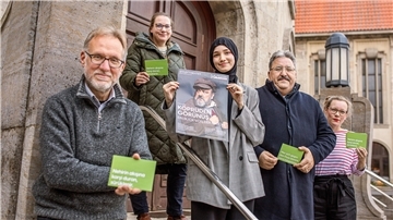 Möchten Sprachbarrieren im Theater abbauen (von links): Schauspielleiter Peter Hilton Fliegel, Kristina Steinig (beim Magistrat Koordinatorin für Integration), Sena Demirbagi (FSJ Kultur), Cafer Isin (Migrationsrat) und Justine Wiechmann (Dramaturgin).