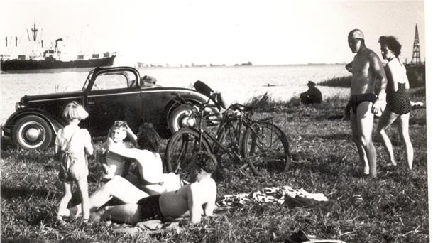 Möglicherweise am Strand in Kleinensiel machte Fritz Frerichs diese Aufnahme von Badegästen mit Cabrio und Fahrrädern.