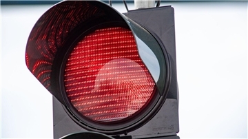 Möglicherweise war die Autofahrerin von der tiefstehenden Sonne geblendet. (Symbolbild)