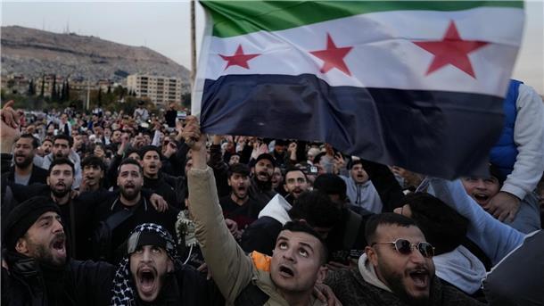 Syrische Männer feiern in Syrien den Sieg über das Assad-Regime.