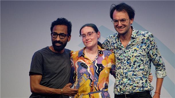 Grimme Online Award für historische Recherchen und mehr Mohamed Anvar (l-r), Miriam Lenz und Max Donheiser  stehen bei der Verleihung des Grimme Online Award 2023 mit dem Preis in der Kategorie „Information“ für „Schwangerschaftsabbruch in Deutschland“ auf der Bühne .