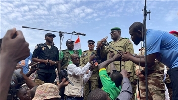 Mohamed Toumba, einer der Soldaten, die den nigrischen Präsidenten Mohamed Bazoum gestürzt haben, spricht zu Anhängern der nigrischen Junta.