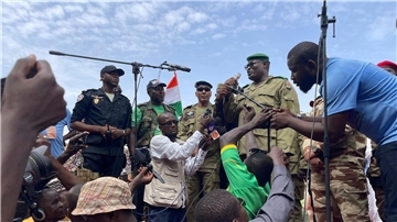 Mohamed Toumba, einer der Soldaten, die den nigrischen Präsidenten Mohamed Bazoum gestürzt haben, spricht zu Anhängern der nigrischen Junta.
