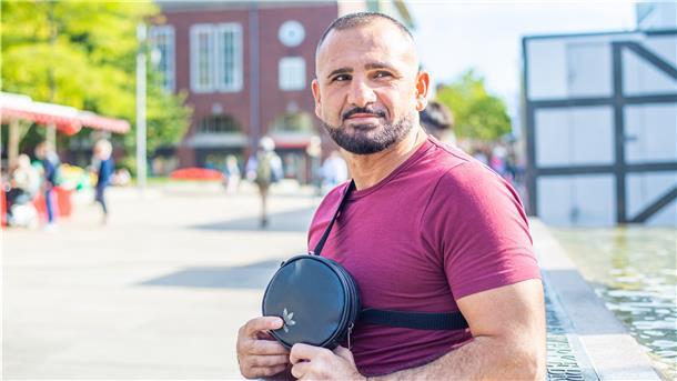 Tasche verloren: Bremerhavener glücklich über den Ehrenmann Mohammed Zaher, Cheftrainer des Weser-Boxrings, hat dank freundlicher Hilfe eines syrischen Flüchtlings seine verlorene Tasche wiederbekommen.
