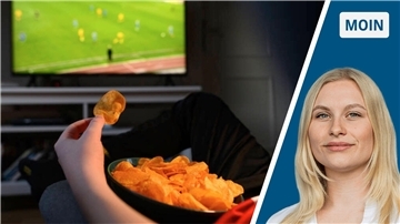 Zweigeteiltes Bild: Links ist eine Schale mit Kartoffelchips auf dem Schoß einer Person zu sehen, sie hält einen Chip in der Hand. Im Hintergrund läuft ein Fußballspiel im Fernsehen. Rechts lächelt Reporterin Marie Petersen, eine junge Frau mit blonden Haaren, in die Kamera.