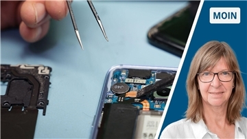 Eine blonde Frau mit Brille und eine Pinzette über einem technischen Gerät.