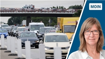 Viele Autos stehen hintereinander auf einer Straße.