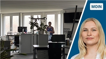 Zweigeteiltes Bild: links ein Büro mit Schreibtischen und Pflanzen, außerdem ein Pappaufsteller, der vor einem Fenster steht; rechts eine junge Frau mit blonden Haaren, die ein weißes Oberteil trägt und in die Kamera schaut. Sie ist bis zu den Schultern zu sehen.