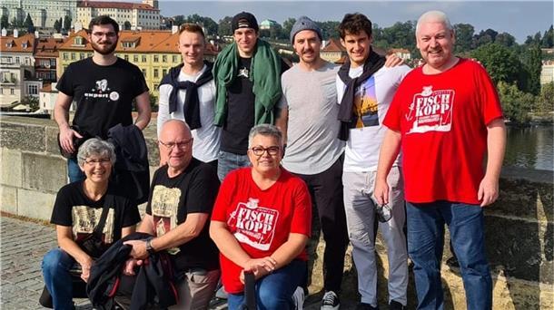 Liveticker: Die Fischtown Pinguins und ihr Abenteuer in Prag Menschengruppe auf Brücke.