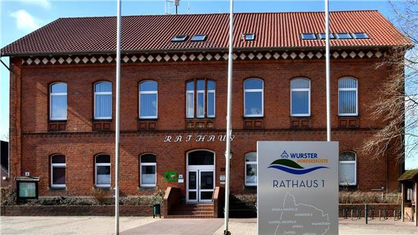 Gehälter-Check: So viel verdient Ihr Bürgermeister Das Rathaus in der Wurster Nordseeküste.