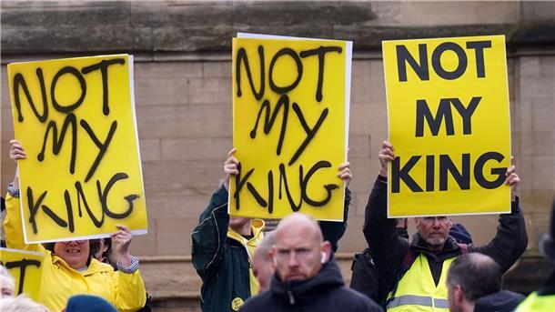 Monarchie-Gegner tragen Plakate mit der Aufschrift „Not My King“ (dt: nicht mein König), während sie auf die Ankunft von Charles und Camilla zum königlichen Gründonnerstagsgottesdienst im York Minster warten.