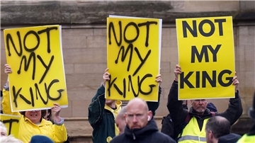 Monarchie-Gegner tragen Plakate mit der Aufschrift „Not My King“ (dt: nicht mein König), während sie auf die Ankunft von Charles und Camilla zum königlichen Gründonnerstagsgottesdienst im York Minster warten.