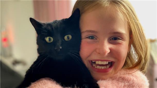 Monatelang war Kater Jojo aus der Wesermarsch verschwunden. Jetzt ist er wieder da! Sehr zur Freude von Natalie Kümpel, die gar nicht mehr aufhören mag, zu schmusen.