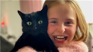 Monatelang war Kater Jojo aus der Wesermarsch verschwunden. Jetzt ist er wieder da! Sehr zur Freude von Natalie Kümpel, die gar nicht mehr aufhören mag, zu schmusen.