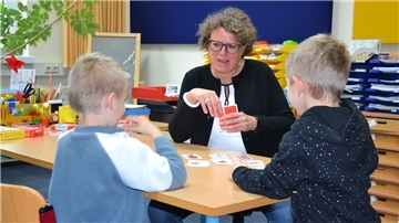  Monika Bammann, Schulleiterin der Janusz-Korczak-Schule, spielt mit zwei Jungs eine Memory-Variante und übt dabei Laute, mit denen die Schüler Probleme haben. 