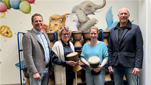 Monika Bammann und Meike Günther nehmen symbolisch die Spende der beiden Lions Präsidenten Christoph Muche und Markus Klindwort entgegen. 