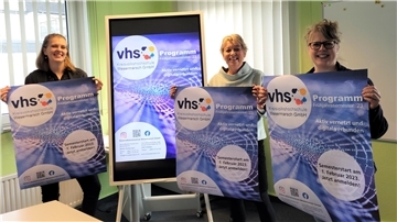 Monika van Büren, Ulrike Michalzik und Dr. Claudia Schütze sind zufrieden mit dem Programm der Kreisvolkshochschule für das Frühjahrssemester. Anmeldungen sind online bereits möglich.