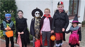 Süßes oder Saures: Die schönsten Halloween-Fotos aus Nordenham Monster, Hexen und Vampire: Diese Mädchen und Jungen waren am Freitag in Blexen unterwegs.