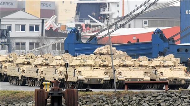 Montag, 20. Februar, im Kaiserhafen von Bremerhaven: Wieder gelangen Panzer und andere Militärfahrzeuge aus den USA per Seeweg über Bremerhaven nach Europa. Sie wurden mit Hilfe der BLG entladen. Unser Bild zeigt Schützenpanzer vom Typ "Bradley".