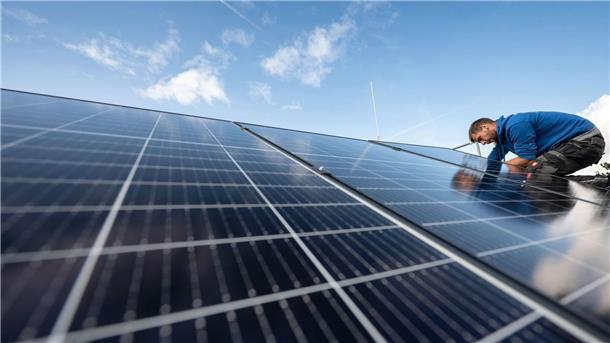 Solarbranche braucht hunderttausende Fachkräfte Montage von Photovoltaikmodulen auf dem Dach eines Wohnhauses. Die Solarbranche benötigt vor allem Bauhandwerker sowie Planungs- und Elektroingenieure.