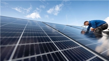 Montage von Photovoltaikmodulen auf dem Dach eines Wohnhauses. Die Solarbranche benötigt vor allem Bauhandwerker sowie Planungs- und Elektroingenieure.