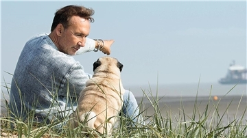 Mopsfidel in Cuxhaven: Moderator Jochen Bendel und Gizmo genießen die Spaziergänge an Strand und Deich. Seit April 2020 lebt der TV-Moderator mit seinem Mann Matthias und den Hunden in einem alten Kapitänshaus Döse.