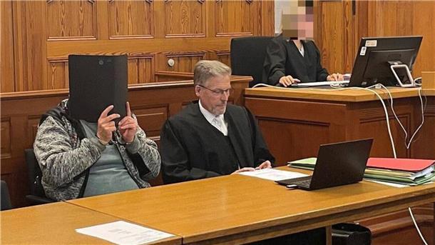 Angeklagter beteuert im Stader Mordprozess seine Unschuld Ein Mann und sein Verteidiger sitzen im Gerichtssaal