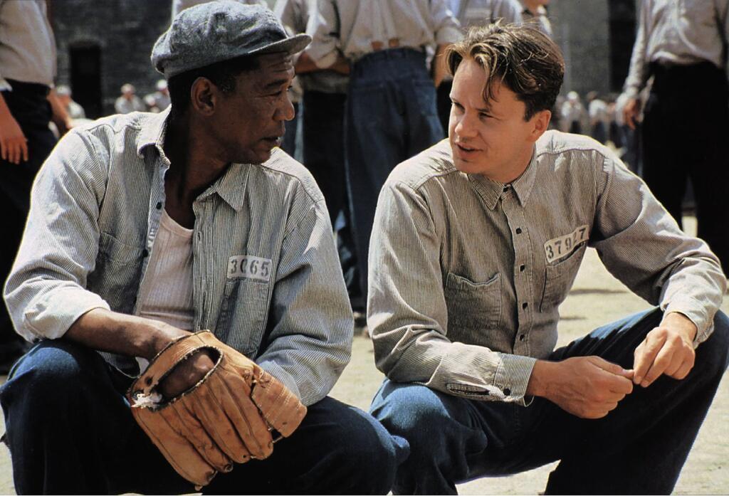 Morgan Freeman und Tim Robbins in „Die Verurteilten“. In den Top 250 der IMDb belegt der Film seit 2008 den ersten Platz.