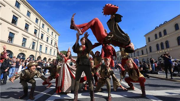 Zweiter Wiesntag startet mit Trachtenzug - Traumwetter Moriskentänzer zeigen ihre Kunst.