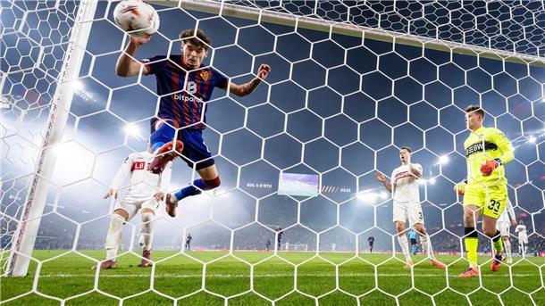 Moritz Broschinski vom FC Basel (l) trifft zum 2:0 gegen VfB Stuttgarts Torhüter Alexander Nuebel.