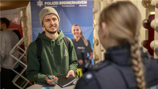 Moritz Camin im Gespräch mit einer Mitarbeiterin der Bremerhavener Polizei. Wer eine Ausbildung bei der Polizei machen will, sollte zupacken können.