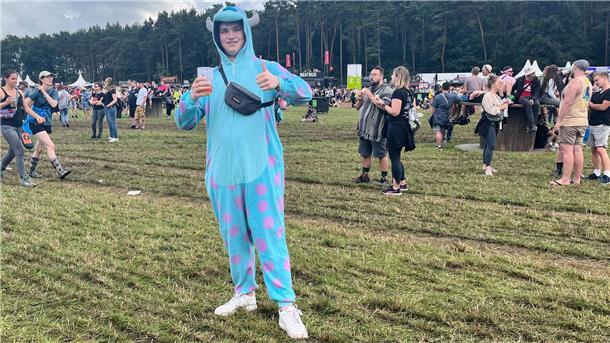 Das sind die besten Kostüme auf dem Hurricane-Festival 2024 Morten aus Nienburg hat es gerne kuschelig.