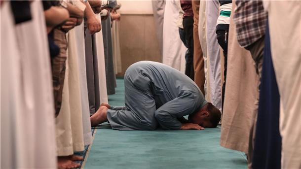 Muslimischer Fastenmonat Ramadan beginnt Moslems beten in der Moschee von Scheich Abdul Qadir Al-Kilani.