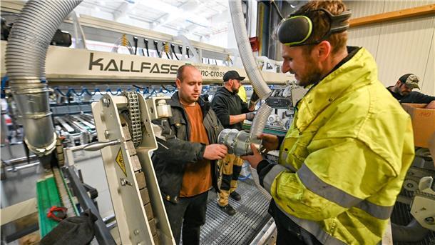 Motiejus Rauba (rechts, hier mit Betriebsleiter Tobias Bergmann) lernt seinen Beruf bei der Firma Cordes erst beim Arbeiten. Möglich macht das ein neues Programm von der Arbeitsagentur.
