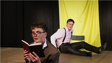 Szenenbild mit Simon Grünholz als Mr. Brownlow und Artur Volz als Oliver Twist