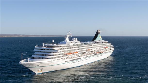 Ein Kreuzfahrtschiff auf dem Meer.