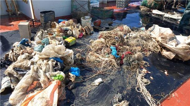 Für die Umwelt: Griechische Fischer fischen Müll Müll, der aus dem Meer gefischt wurde.