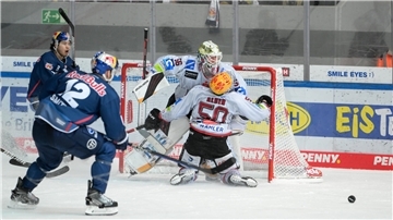 Münchens Stürmer bedrängten das Pinguins-Tor sehr intensiv. In dieser Szene prallt Patch Alber bei einem Abwehrversuch in Torhüter Maximilian Franzreb, Ben Smith (links) nutzt die Chance zum 4:0