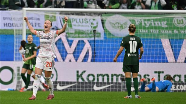 Münchner Jubel in Wolfsburg: Franziska Kett feiert das Tor zum 2:1.