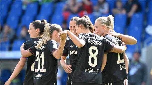 Viel Liebe für Lena Oberdorf bei Bayerns Supercup-Sieg Münchner Jubeltraube mit Lena Oberdorf.