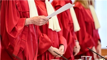 Müssen Abiturienten einen Zeugnisvermerk darüber akzeptieren, dass ihre Rechtschreibleistungen nicht in die Noten eingeflossen sind? Mit dieser Frage befasst sich das Bundesverfassungsgericht in Karlsruhe.