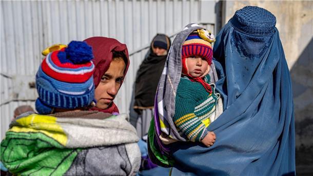 Mütter und Babys, die an Unterernährung leiden, warten in einer Klinik des Welternährungsprogramms (WFP) in Kabul auf Hilfe. Laut UN-Ernährungsorganisation haben die Unterernährungsraten in Afghanistan ein Rekordhoch erreicht.