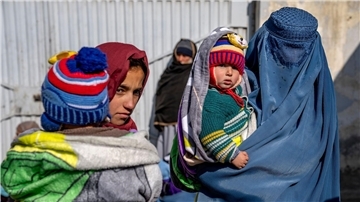 Mütter und Babys, die an Unterernährung leiden, warten in einer Klinik des Welternährungsprogramms (WFP) in Kabul auf Hilfe. Laut UN-Ernährungsorganisation haben die Unterernährungsraten in Afghanistan ein Rekordhoch erreicht.